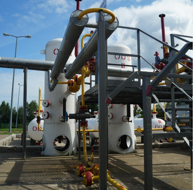 Oil and gas process plant with pressure vessels and pipework